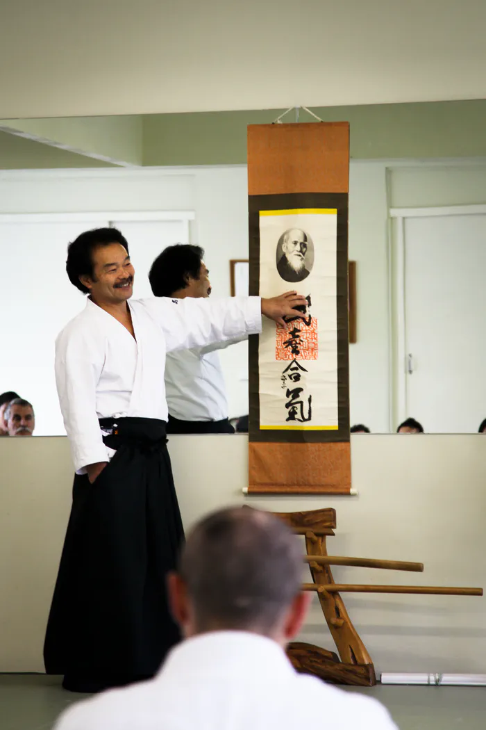 Hanging the scroll before a seminar.